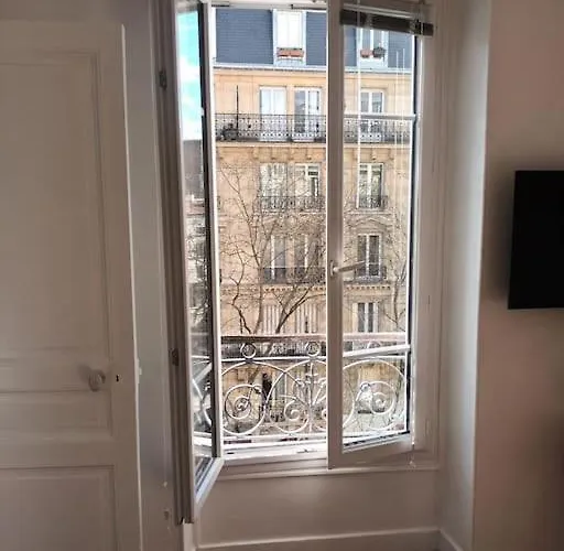 Tres Parisien Et Ensoleille